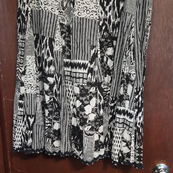 Notations Black and White Patterned Maxi Skirt - Picture 2 of 4